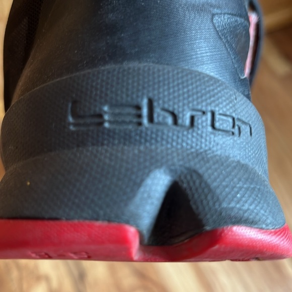 Nike youth 7 Lebron soldiers VIII Zoom sneakers Tennies shoes red black mid top - Picture 8 of 14